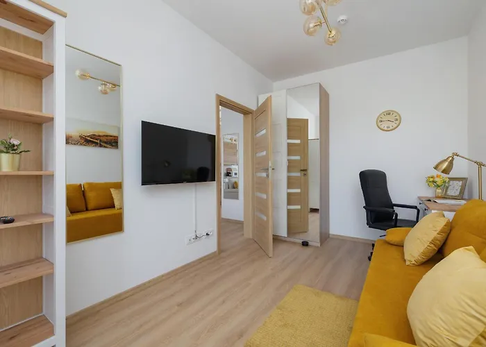 Bezowy Apartament Przy Parku W Katowicach Z Widokiem Na Staw I Biurkiem By Noclegi Renters