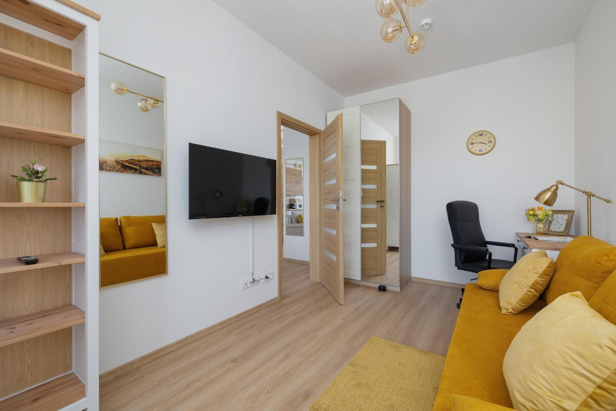Bezowy Przy Parku W Katowicach Z Widokiem Na Staw I Biurkiem By Renters Leilighet *