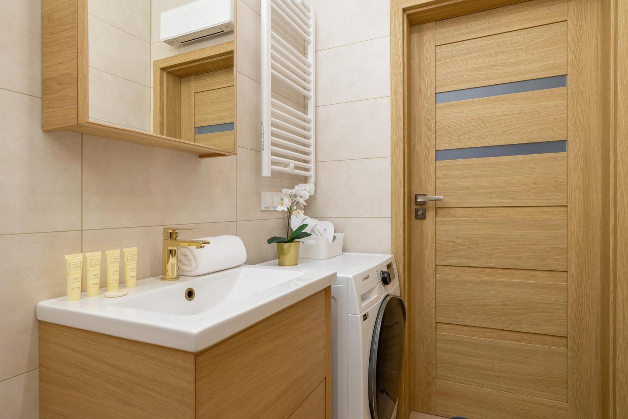 Leilighet Bezowy Przy Parku W Katowicach Z Widokiem Na Staw I Biurkiem By Renters *