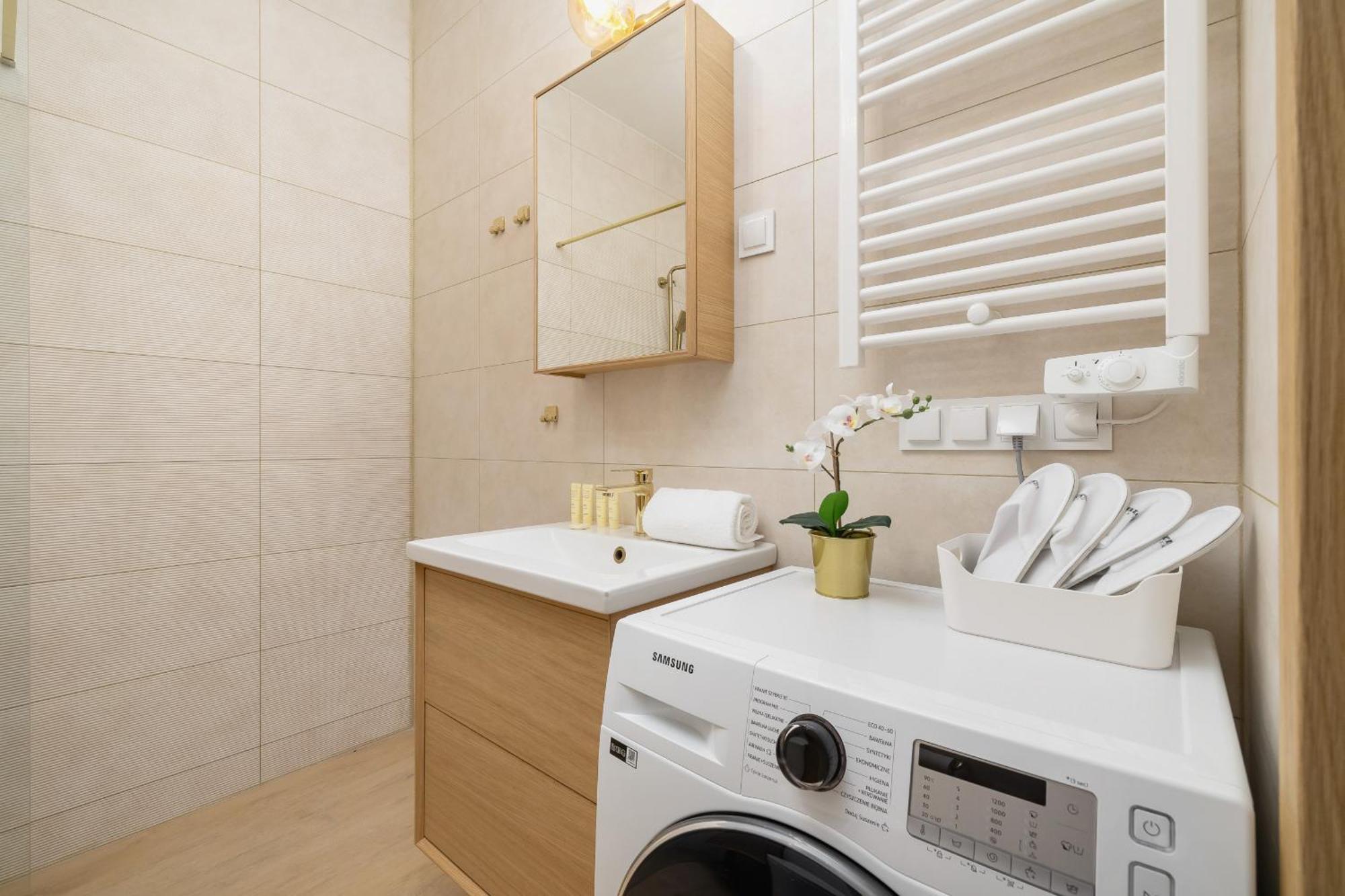 Bezowy Przy Parku W Katowicach Z Widokiem Na Staw I Biurkiem By Renters * Katowice