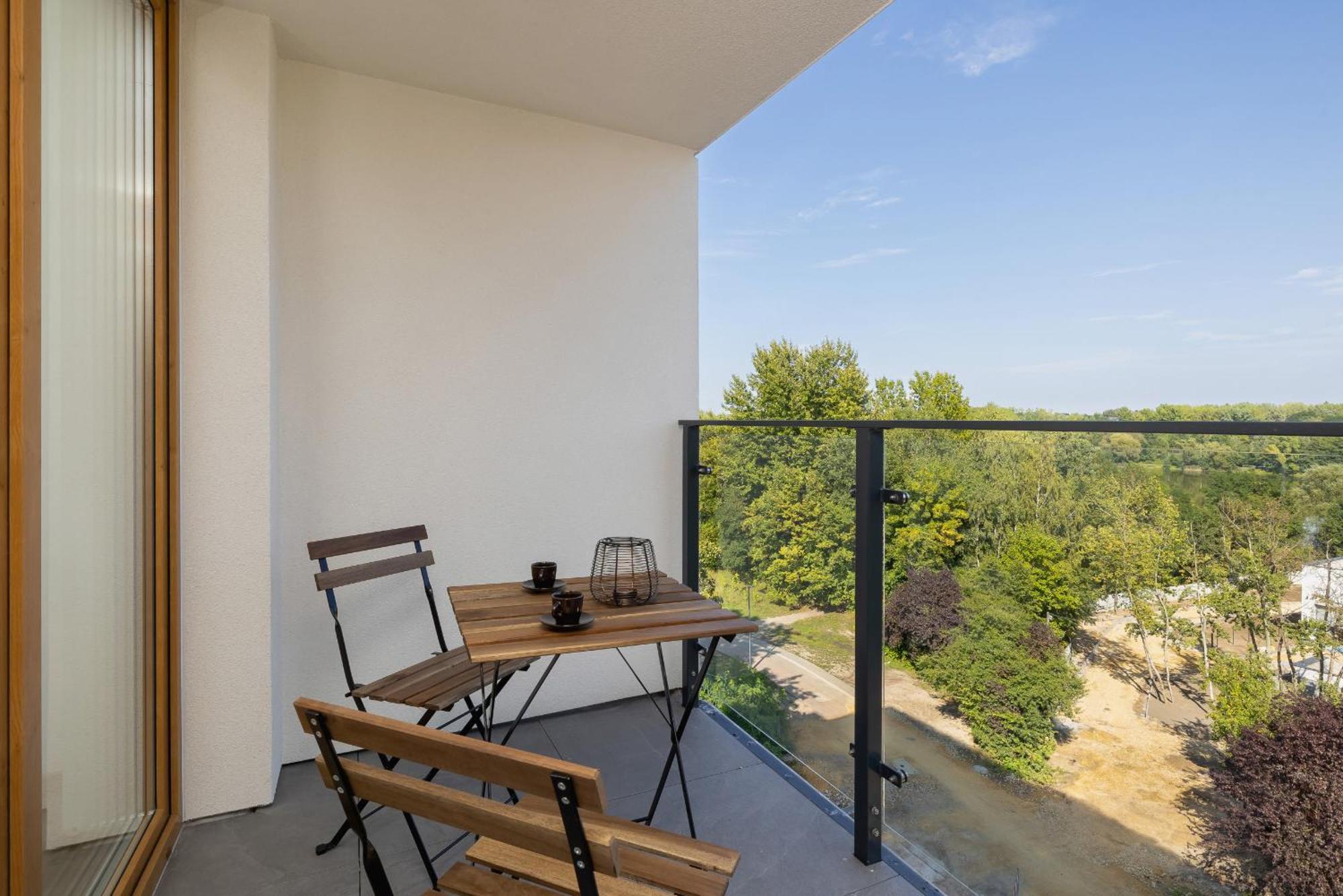 Bezowy Przy Parku W Katowicach Z Widokiem Na Staw I Biurkiem By Renters *
