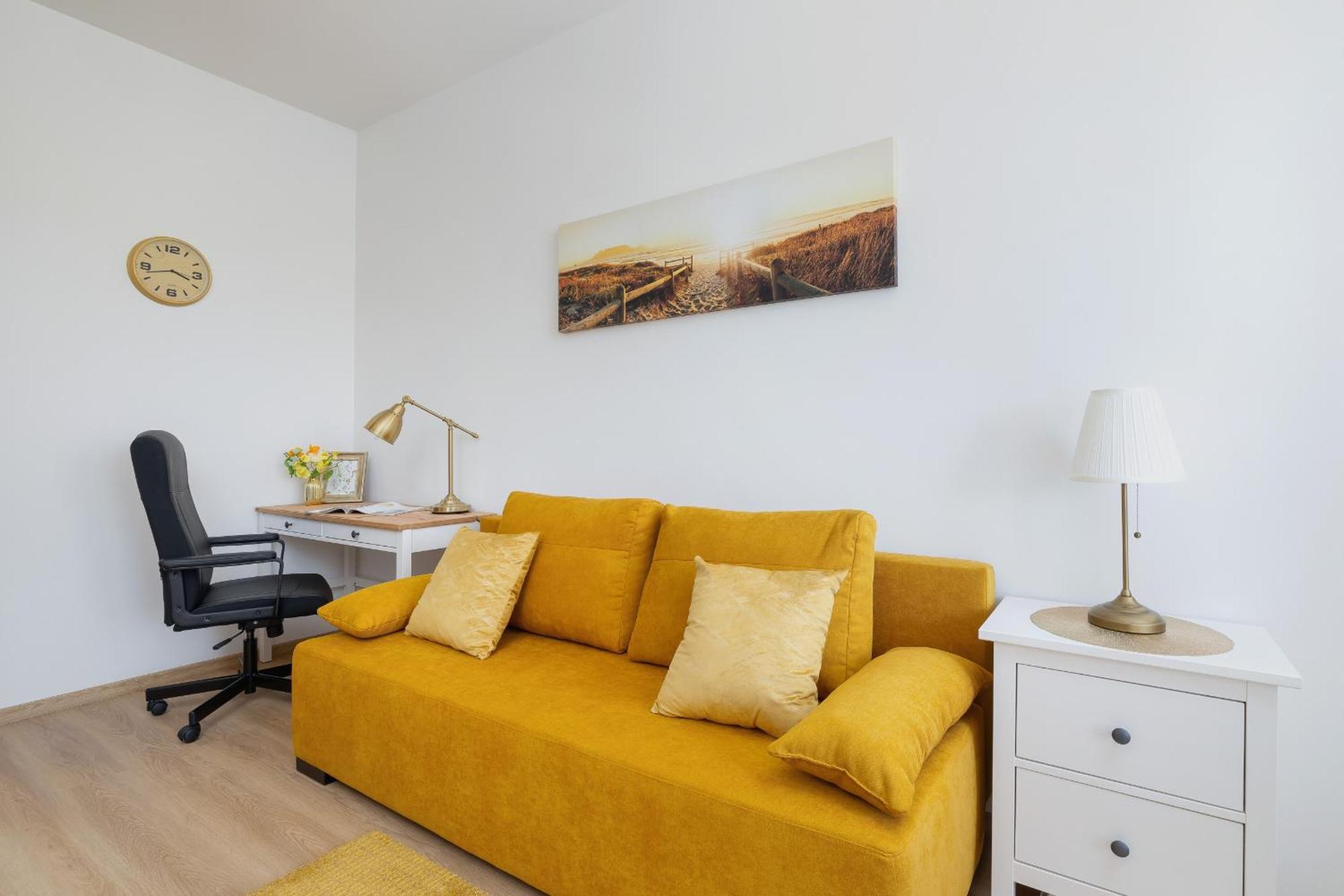 Leilighet Bezowy Przy Parku W Katowicach Z Widokiem Na Staw I Biurkiem By Renters